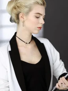 The Art of Accessorizing for a Job Interview: Tips for Impression - Cover Image